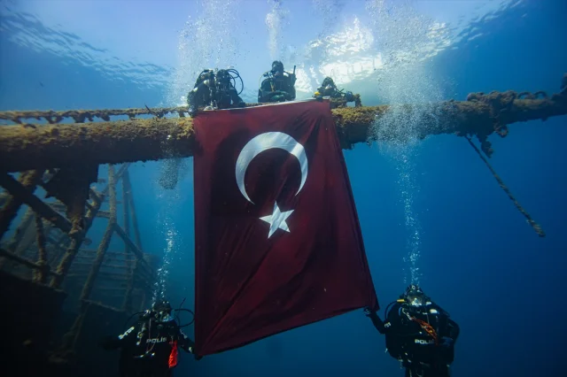 İzmir'de Su Altında Cumhuriyet Coşkusu: Dalgıç Polislerin Unutulmaz Kutlaması