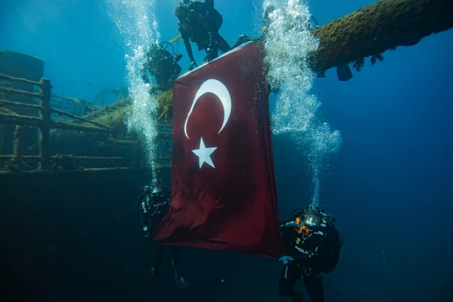 İzmir'de Su Altında Cumhuriyet Coşkusu: Dalgıç Polislerin Unutulmaz Kutlaması