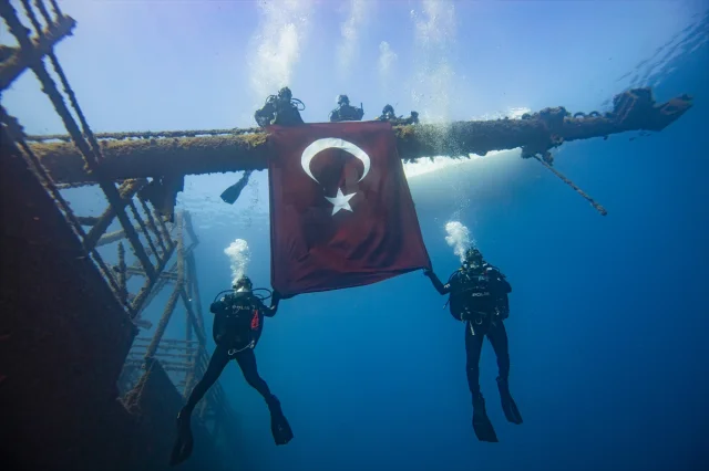 İzmir'de Su Altında Cumhuriyet Coşkusu: Dalgıç Polislerin Unutulmaz Kutlaması
