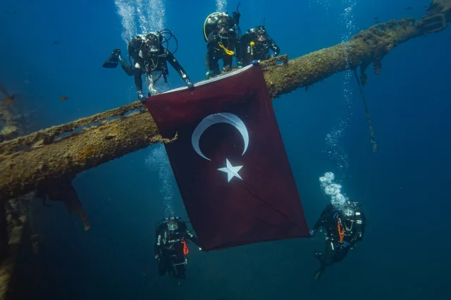 İzmir'de Su Altında Cumhuriyet Coşkusu: Dalgıç Polislerin Unutulmaz Kutlaması