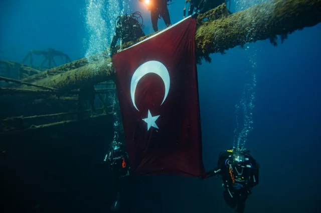 İzmir'de Su Altında Cumhuriyet Coşkusu: Dalgıç Polislerin Unutulmaz Kutlaması