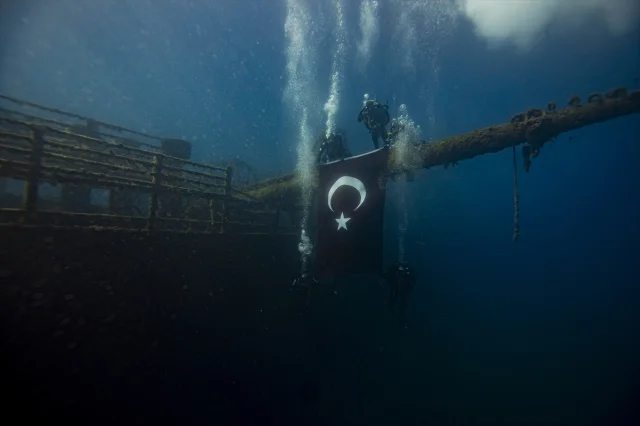 İzmir'de Su Altında Cumhuriyet Coşkusu: Dalgıç Polislerin Unutulmaz Kutlaması