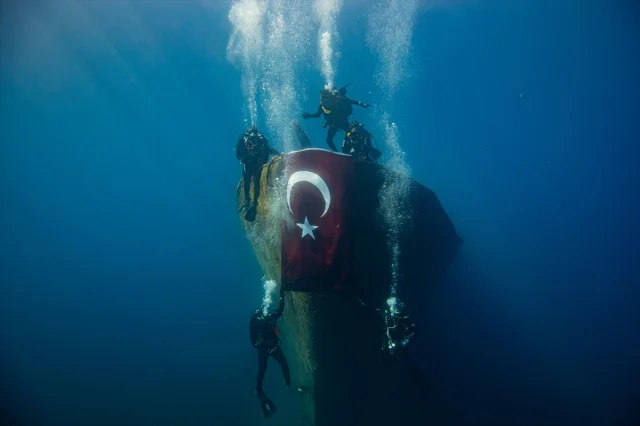 İzmir'de Su Altında Cumhuriyet Coşkusu: Dalgıç Polislerin Unutulmaz Kutlaması