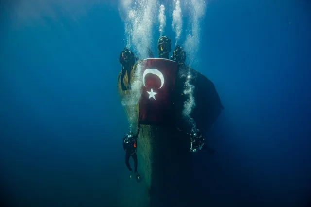 İzmir'de Su Altında Cumhuriyet Coşkusu: Dalgıç Polislerin Unutulmaz Kutlaması