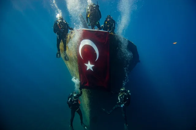 İzmir'de Su Altında Cumhuriyet Coşkusu: Dalgıç Polislerin Unutulmaz Kutlaması