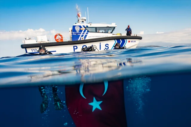 İzmir'de Su Altında Cumhuriyet Coşkusu: Dalgıç Polislerin Unutulmaz Kutlaması