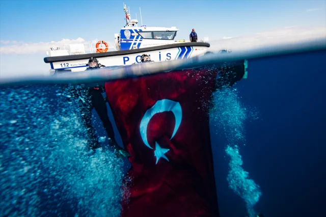 İzmir'de Su Altında Cumhuriyet Coşkusu: Dalgıç Polislerin Unutulmaz Kutlaması