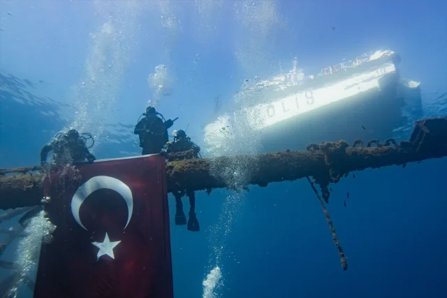 İzmir'de Su Altında Cumhuriyet Coşkusu: Dalgıç Polislerin Unutulmaz Kutlaması