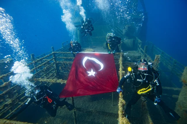 İzmir'de Su Altında Cumhuriyet Coşkusu: Dalgıç Polislerin Unutulmaz Kutlaması