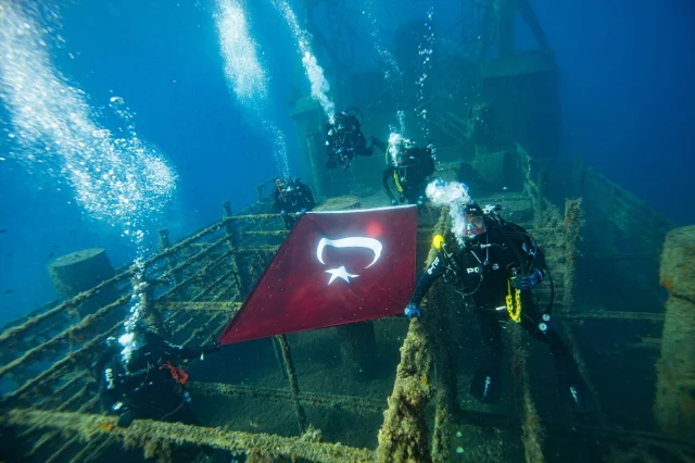 İzmir'de Su Altında Cumhuriyet Coşkusu: Dalgıç Polislerin Unutulmaz Kutlaması