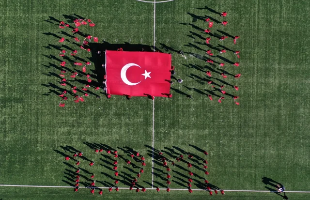 Depremin Gölgesindeki Sındırgı'da 29 Ekim Coşkusu