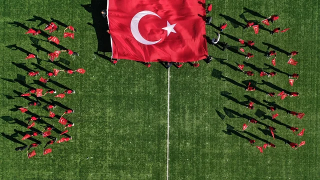 Depremin Gölgesindeki Sındırgı'da 29 Ekim Coşkusu