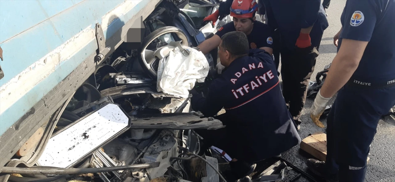 Adana'daki feci kaza sürücüyü hayattan kopardı