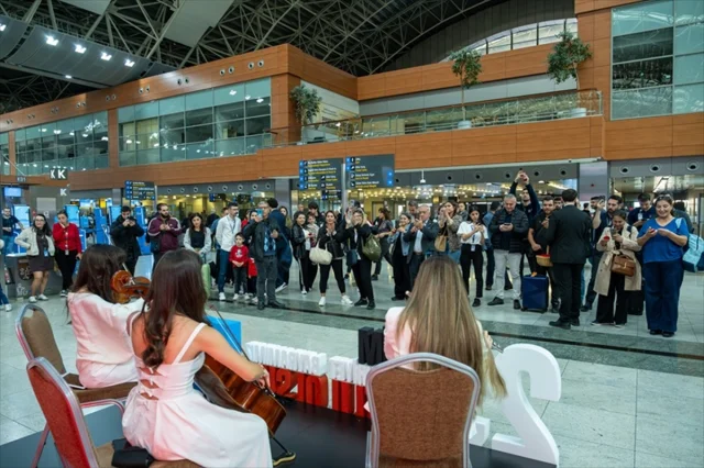 Sabiha Gökçen Havalimanı'nda Cumhuriyet Coşkusu Yaşandı