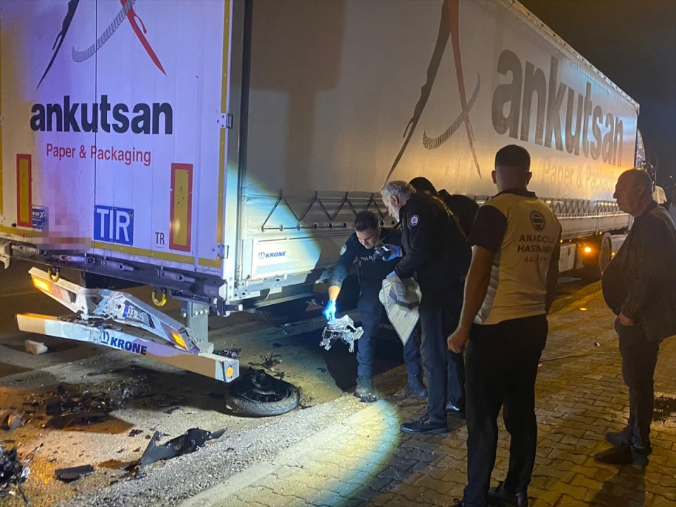 Serik'te Park Halindeki Tıra Çarpan Genç Motosikletçi Hayatını Kaybetti