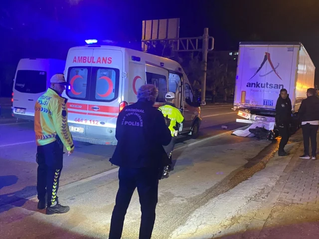 Serik'te Park Halindeki Tıra Çarpan Genç Motosikletçi Hayatını Kaybetti