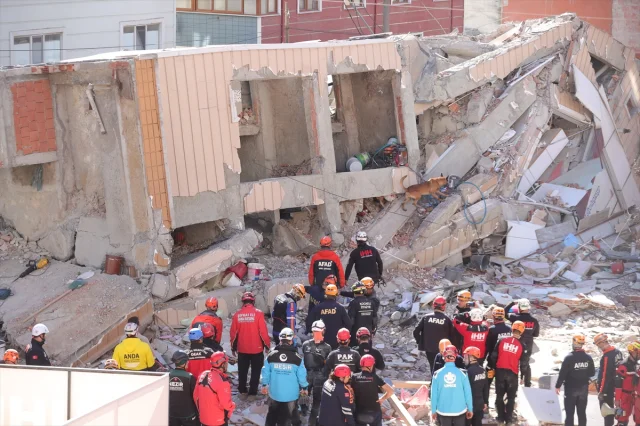 Kocaeli'de Yıkılan Binanın Altında Acı Bekleyiş