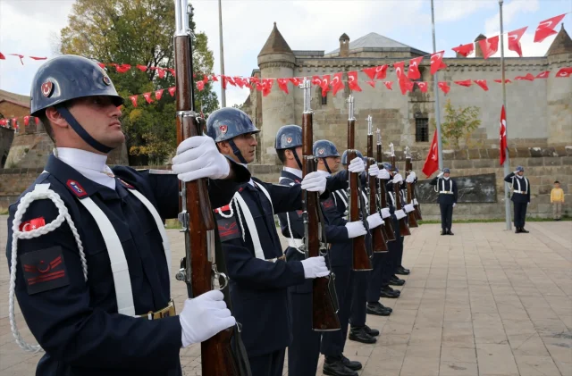 Van ve Çevre İllerde Cumhuriyet Coşkusu Zirve Yaptı