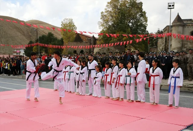 Van ve Çevre İllerde Cumhuriyet Coşkusu Zirve Yaptı