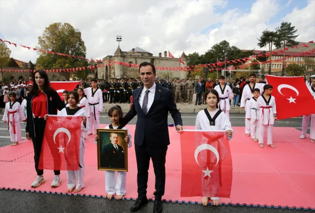 Van ve Çevre İllerde Cumhuriyet Coşkusu Zirve Yaptı