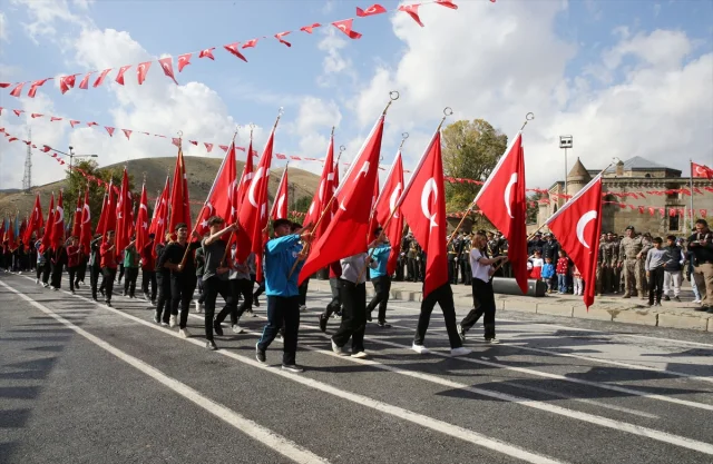 Van ve Çevre İllerde Cumhuriyet Coşkusu Zirve Yaptı