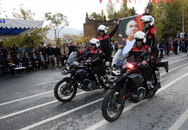 Van ve Çevre İllerde Cumhuriyet Coşkusu Zirve Yaptı