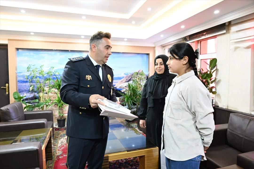 Ağrı'da Küçük Kızın Atatürk ve Bayrak Sevgisi Herkesi DuYGULANDIRDI