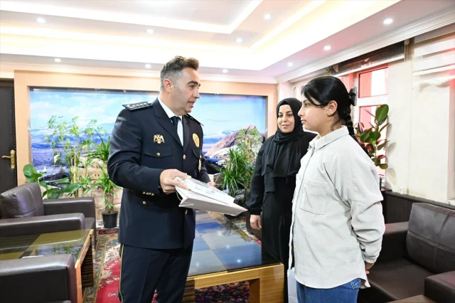 Ağrı'da Küçük Kızın Atatürk ve Bayrak Sevgisi Herkesi DuYGUL...