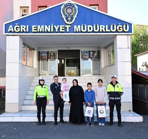 Ağrı'da Küçük Kızın Atatürk ve Bayrak Sevgisi Herkesi DuYGULANDIRDI