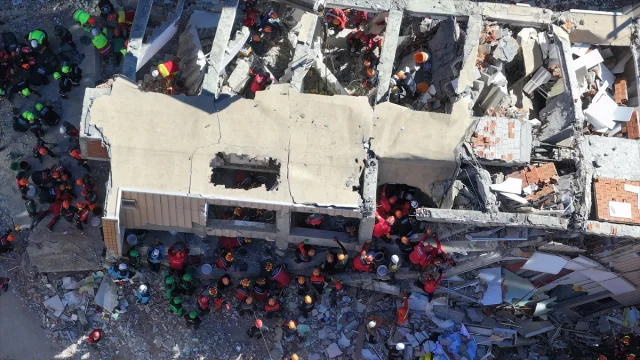 Kocaeli'de Enkazdan Mucize Kurtuluş: Dilara Bilir'in Hikâyesi