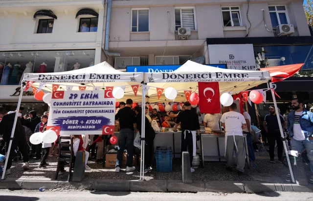 İzmir'in ünlü dönercisi Cumhuriyet Bayramı'nda çocukları sev...