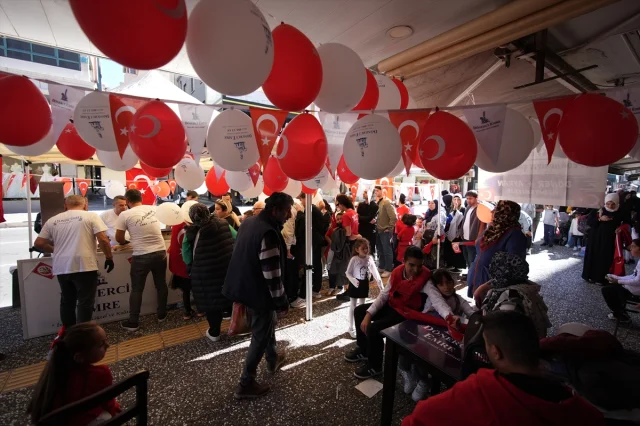 İzmir'in ünlü dönercisi Cumhuriyet Bayramı'nda çocukları sevindirdi