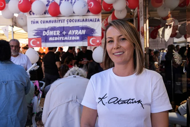 İzmir'in ünlü dönercisi Cumhuriyet Bayramı'nda çocukları sevindirdi