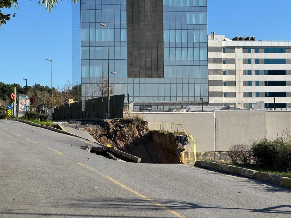 Ümraniye'de çökme paniği: İstinat duvarı yıkıldı, yol kapandı