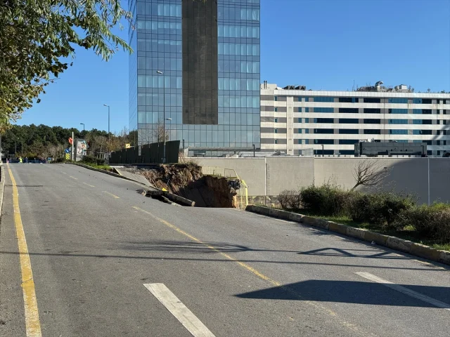 Ümraniye'de çökme paniği: İstinat duvarı yıkıldı, yol kapandı