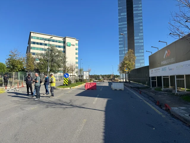 Ümraniye'de çökme paniği: İstinat duvarı yıkıldı, yol kapandı