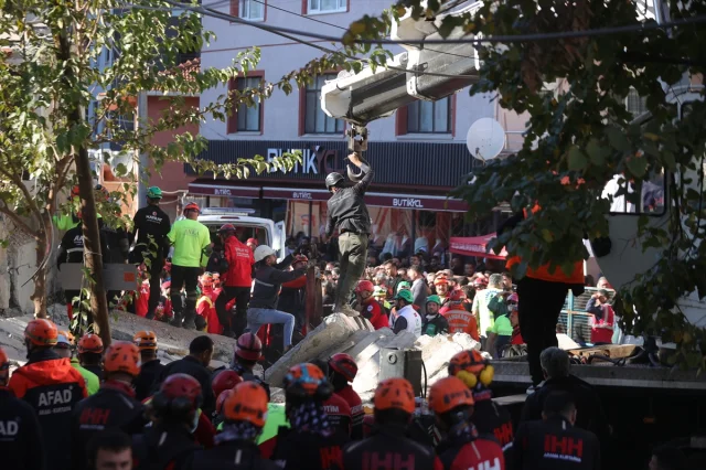 Kocaeli'de Çöken Binadan Mucize Kurtuluş: Dilara Enkazdan Sa...