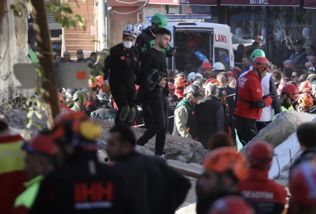 Kocaeli'de Çöken Binadan Mucize Kurtuluş: Dilara Enkazdan Sağ Çıkarıldı
