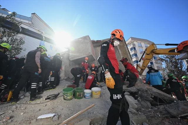 Kocaeli'de binanın çökmesi sonrası aileler nasıl yeni bir hayata hazırlanıyor