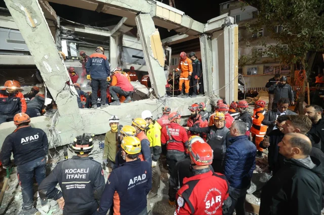 Kocaeli'de çöken bina çiftin hayatını tehlikeye attı vicdanları sarsan olayın detayları