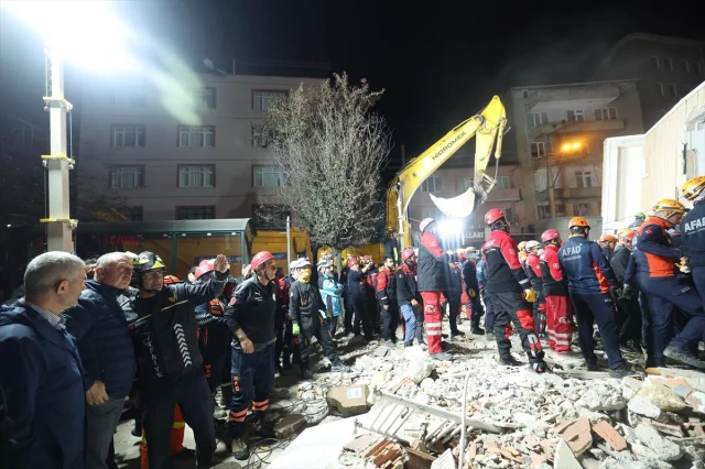 Kocaeli'de çöken bina çiftin hayatını tehlikeye attı vicdanları sarsan olayın detayları