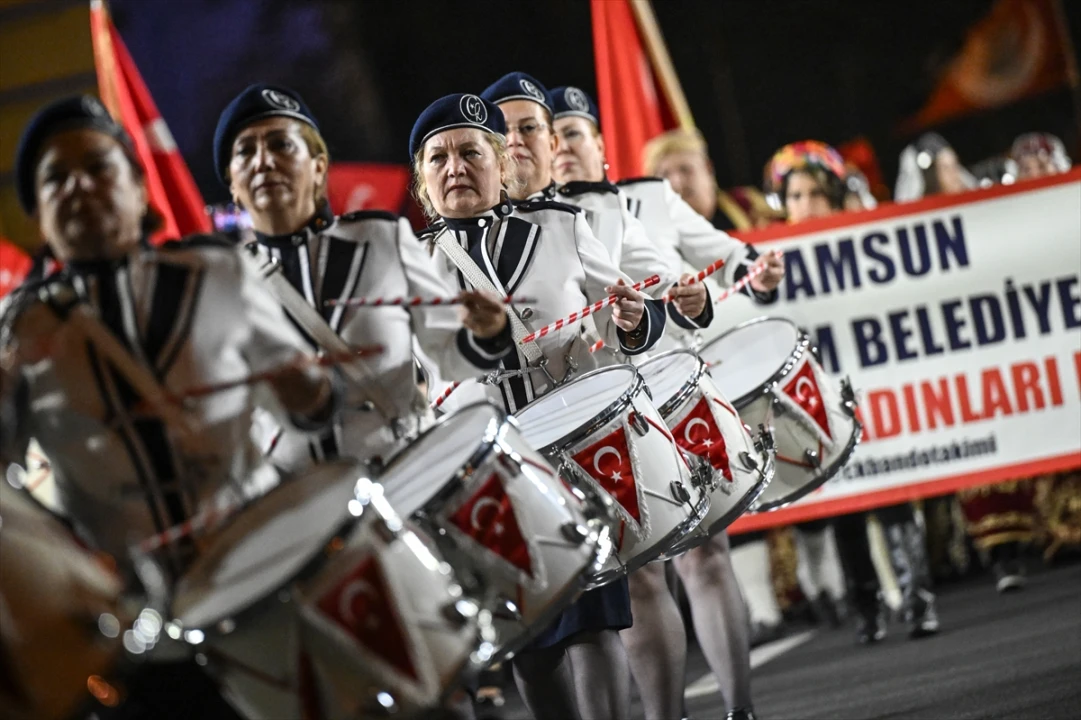 Ankara'da Cumhuriyet Coşkusu: Fener Alayı Göz Kamaştırdı