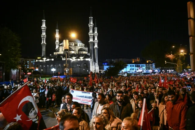 Ankara'da Cumhuriyet Coşkusu: Fener Alayı Göz Kamaştırdı