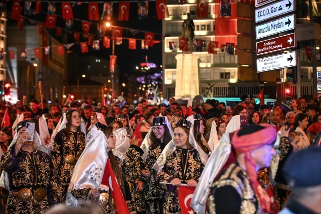 Ankara'da Cumhuriyet Coşkusu: Fener Alayı Göz Kamaştırdı