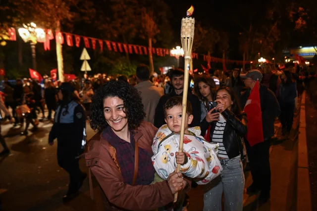 Ankara'da Cumhuriyet Coşkusu: Fener Alayı Göz Kamaştırdı