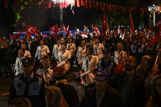 Ankara'da Cumhuriyet Coşkusu: Fener Alayı Göz Kamaştırdı