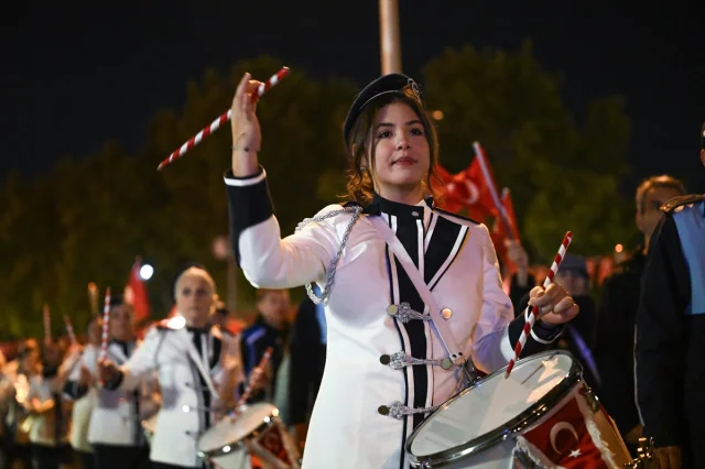 Ankara'da Cumhuriyet Coşkusu: Fener Alayı Göz Kamaştırdı