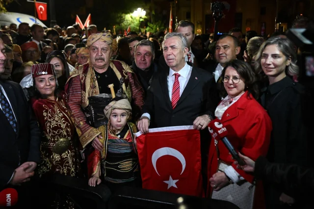 Ankara'da Cumhuriyet Coşkusu: Fener Alayı Göz Kamaştırdı