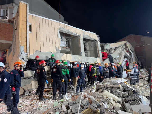 Kocaeli'de çöken bina çiftin hayatını tehlikeye attı vicdanları sarsan olayın detayları