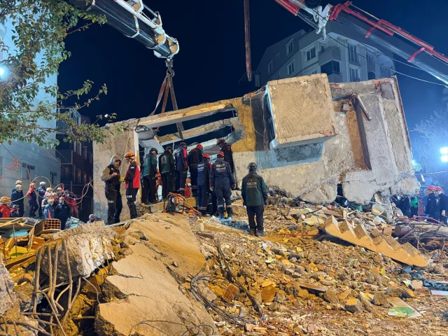 Kocaeli'de çöken bina çiftin hayatını tehlikeye attı vicdanları sarsan olayın detayları